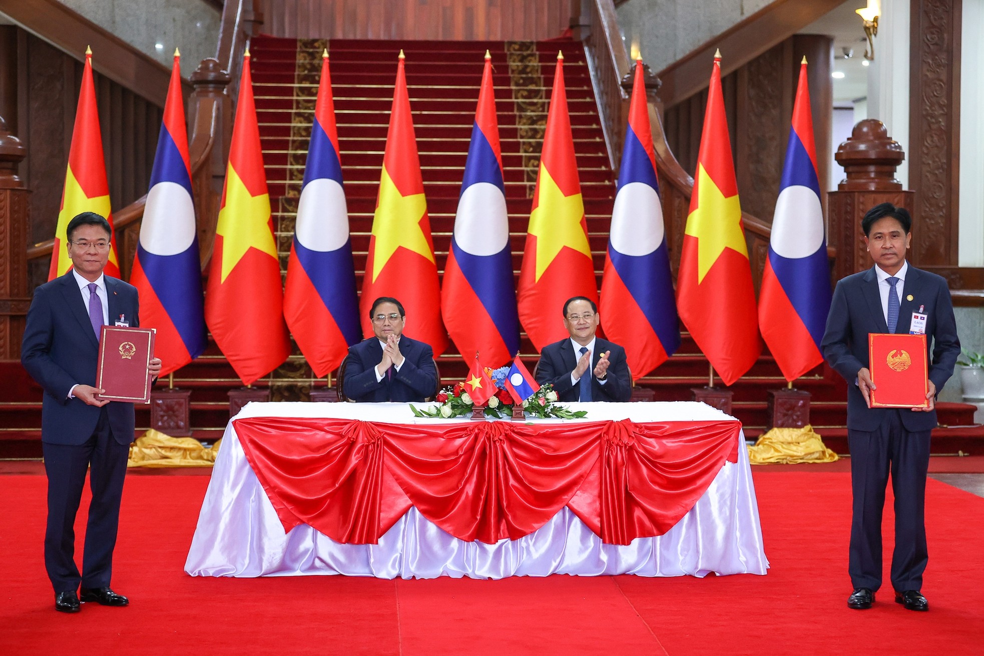 Dành ưu tiên cao nhất cho việc củng cố, vun đắp quan hệ Việt - Lào